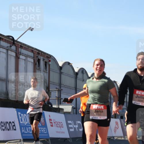 03.10.2025 - Köhlbrandbrückenlauf Luisa Fischer http://msf.ph/oto/9035410 03.10.2025 13:19:13 Ziel 4143, 4593, 4630, 4631, 4632, 4690, 4725, 4727, 4816, 4828, 4876, 4996, 5027, 5853, 5858, 6088, 6127, 6225, 6226, 6576 meine-sportfotos.de