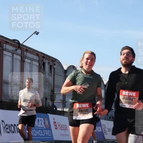 03.10.2025 - Köhlbrandbrückenlauf Luisa Fischer http://msf.ph/oto/9035413 03.10.2025 13:19:13 Ziel 4143, 4593, 4630, 4631, 4632, 4690, 4725, 4727, 4816, 4828, 4876, 4996, 5027, 5853, 5858, 6088, 6127, 6225, 6226, 6576 meine-sportfotos.de