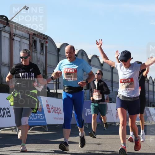 03.10.2025 - Köhlbrandbrückenlauf Luisa Fischer http://msf.ph/oto/9035419 03.10.2025 13:19:16 Ziel 4143, 4593, 4631, 4632, 4690, 4725, 4727, 4816, 4828, 4876, 4996, 5853, 5858, 6057, 6088, 6127, 6225, 6226, 6576 meine-sportfotos.de