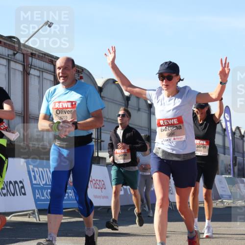 03.10.2025 - Köhlbrandbrückenlauf Luisa Fischer http://msf.ph/oto/9035423 03.10.2025 13:19:17 Ziel 4143, 4593, 4631, 4632, 4690, 4725, 4727, 4816, 4828, 4876, 4996, 5443, 5451, 5853, 5858, 6057, 6088, 6225, 6226, 6230, 6576 meine-sportfotos.de