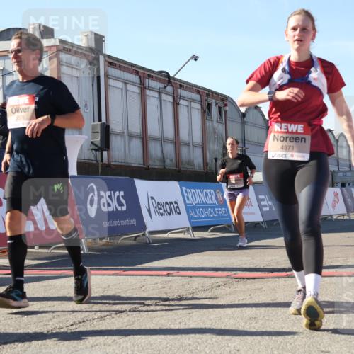 03.10.2025 - Köhlbrandbrückenlauf Luisa Fischer http://msf.ph/oto/9035491 03.10.2025 13:19:28 Ziel 4593, 4691, 4971, 5009, 5405, 5443, 5451, 5578, 6057, 6230, 6576, 6753, 6776 meine-sportfotos.de
