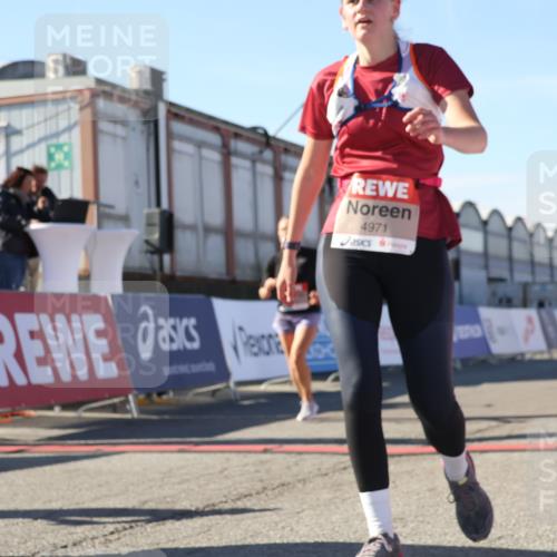 03.10.2025 - Köhlbrandbrückenlauf Luisa Fischer http://msf.ph/oto/9035495 03.10.2025 13:19:29 Ziel 4593, 4691, 4971, 5009, 5405, 5443, 5451, 5578, 6057, 6230, 6576, 6753, 6776 meine-sportfotos.de