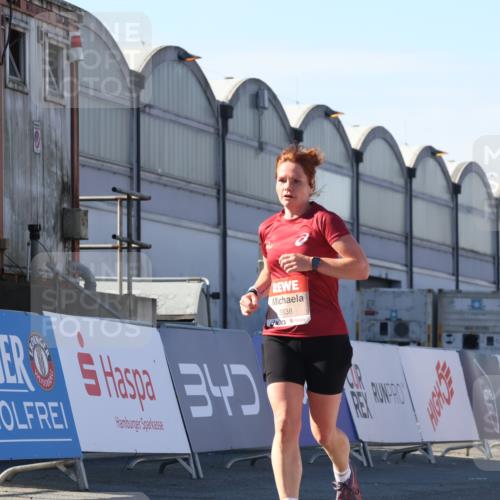 03.10.2025 - Köhlbrandbrückenlauf Luisa Fischer http://msf.ph/oto/9035504 03.10.2025 13:19:34 Ziel 4691, 4971, 5009, 5405, 5578, 5838, 5975, 6382, 6383, 6600, 6753, 6776 meine-sportfotos.de