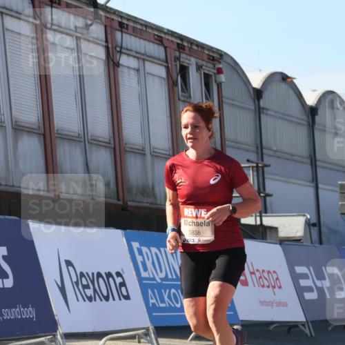 03.10.2025 - Köhlbrandbrückenlauf Luisa Fischer http://msf.ph/oto/9035508 03.10.2025 13:19:35 Ziel 4691, 4971, 4981, 5009, 5405, 5578, 5838, 5975, 6382, 6383, 6600, 6753, 6776 meine-sportfotos.de