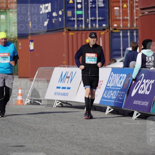 03.10.2025 - Köhlbrandbrückenlauf Michael Burmester http://msf.ph/oto/9035510 03.10.2025 10:50:54 Ziel 2647, 2664 meine-sportfotos.de