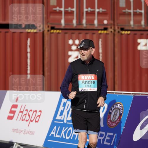03.10.2025 - Köhlbrandbrückenlauf Michael Burmester http://msf.ph/oto/9035525 03.10.2025 10:51:02 Ziel 2647, 2664 meine-sportfotos.de