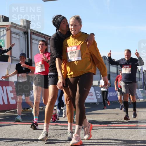 03.10.2025 - Köhlbrandbrückenlauf Luisa Fischer http://msf.ph/oto/9035543 03.10.2025 13:19:42 Ziel 4981, 5047, 5148, 5647, 5648, 5650, 5838, 5931, 5975, 6382, 6383, 6509, 6600, 6660, 6730 meine-sportfotos.de