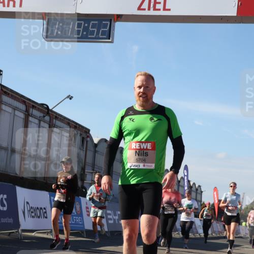 03.10.2025 - Köhlbrandbrückenlauf Luisa Fischer http://msf.ph/oto/9035565 03.10.2025 13:19:51 Ziel 4376, 4539, 4981, 5047, 5059, 5148, 5647, 5648, 5650, 5656, 5657, 5704, 5841, 5931, 6068, 6414, 6509, 6567, 6568, 6660, 6663, 6730 meine-sportfotos.de