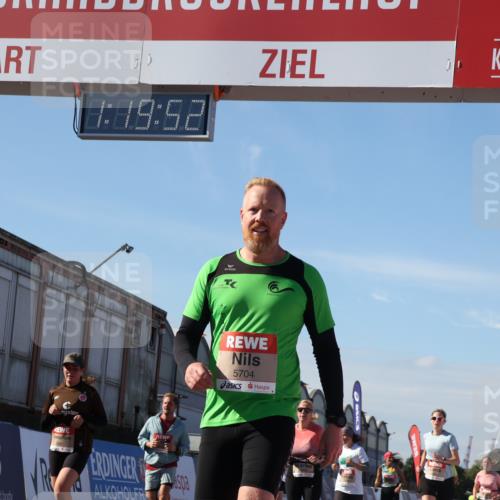 03.10.2025 - Köhlbrandbrückenlauf Luisa Fischer http://msf.ph/oto/9035568 03.10.2025 13:19:51 Ziel 4376, 4539, 4981, 5047, 5059, 5148, 5647, 5648, 5650, 5656, 5657, 5704, 5841, 5931, 6068, 6414, 6509, 6567, 6568, 6660, 6663, 6730 meine-sportfotos.de