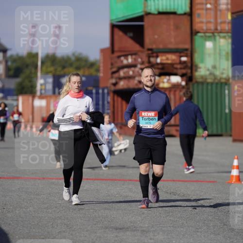 03.10.2025 - Köhlbrandbrückenlauf Michael Burmester http://msf.ph/oto/9035585 03.10.2025 10:51:36 Ziel 3474, 3477, 3776 meine-sportfotos.de