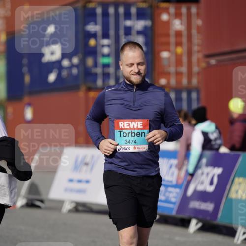 03.10.2025 - Köhlbrandbrückenlauf Michael Burmester http://msf.ph/oto/9035614 03.10.2025 10:51:42 Ziel 2367, 3474, 3477 meine-sportfotos.de