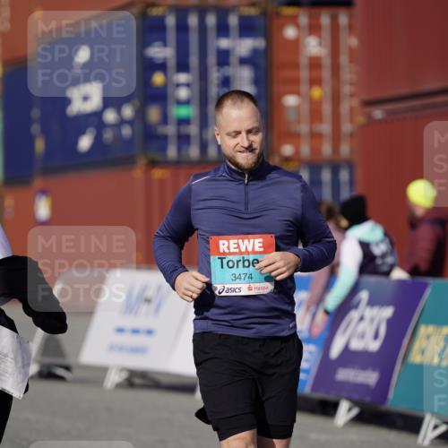 03.10.2025 - Köhlbrandbrückenlauf Michael Burmester http://msf.ph/oto/9035619 03.10.2025 10:51:43 Ziel 2367, 3474, 3477 meine-sportfotos.de