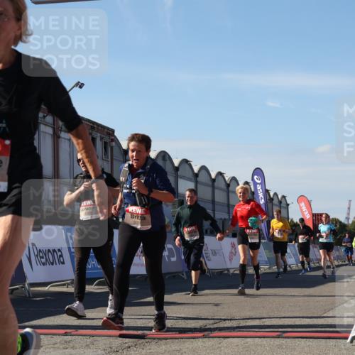 03.10.2025 - Köhlbrandbrückenlauf Luisa Fischer http://msf.ph/oto/9035622 03.10.2025 13:20:05 Ziel 4433, 4721, 5037, 5175, 5328, 5456, 5481, 5656, 5657, 5658, 6414, 6567, 6568, 6589, 6649 meine-sportfotos.de
