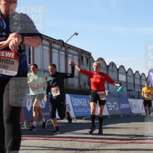 03.10.2025 - Köhlbrandbrückenlauf Luisa Fischer http://msf.ph/oto/9035635 03.10.2025 13:20:07 Ziel 4402, 4433, 4565, 4721, 5037, 5175, 5328, 5456, 5481, 5656, 5657, 5658, 6589, 6649 meine-sportfotos.de