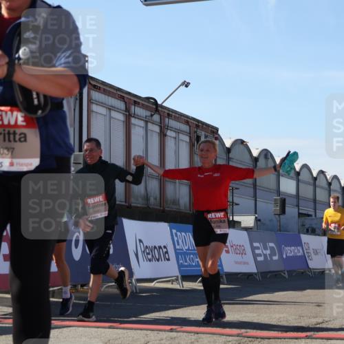 03.10.2025 - Köhlbrandbrückenlauf Luisa Fischer http://msf.ph/oto/9035637 03.10.2025 13:20:07 Ziel 4402, 4433, 4565, 4721, 5037, 5175, 5328, 5456, 5481, 5656, 5657, 5658, 6589, 6649 meine-sportfotos.de