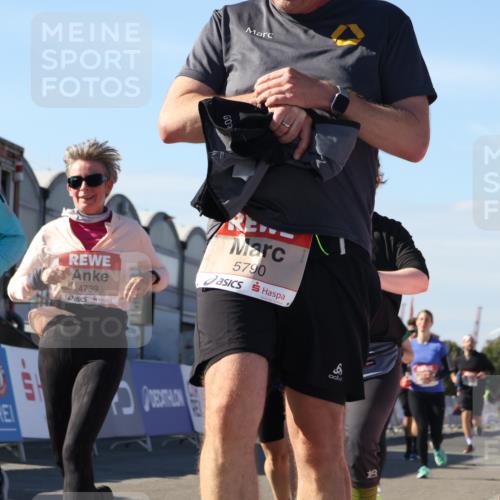 03.10.2025 - Köhlbrandbrückenlauf Luisa Fischer http://msf.ph/oto/9035690 03.10.2025 13:20:26 Ziel 4385, 4570, 4571, 4591, 4672, 4739, 4859, 4994, 5082, 5144, 5160, 5208, 5631, 5672, 5683, 5790, 5850, 6035, 6136 meine-sportfotos.de