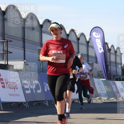 03.10.2025 - Köhlbrandbrückenlauf Luisa Fischer http://msf.ph/oto/9035722 03.10.2025 13:20:36 Ziel 4269, 4385, 4476, 4570, 4591, 4672, 4739, 4790, 4859, 5082, 5543, 5631, 6777, 6807 meine-sportfotos.de