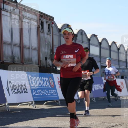 03.10.2025 - Köhlbrandbrückenlauf Luisa Fischer http://msf.ph/oto/9035726 03.10.2025 13:20:36 Ziel 4269, 4385, 4476, 4570, 4591, 4672, 4739, 4790, 4859, 5082, 5543, 5631, 6777, 6807 meine-sportfotos.de