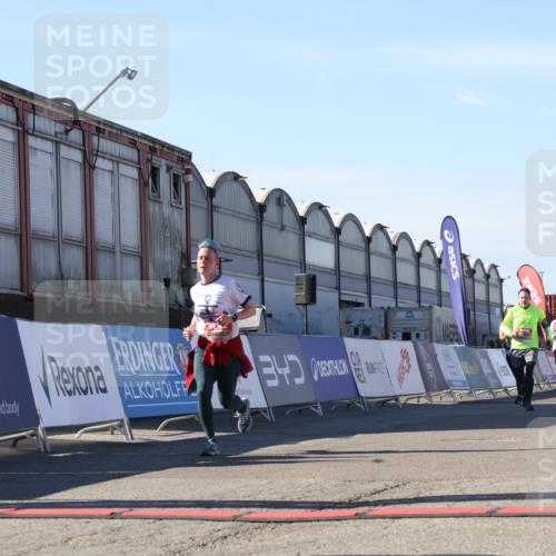 03.10.2025 - Köhlbrandbrückenlauf Luisa Fischer http://msf.ph/oto/9035740 03.10.2025 13:20:38 Ziel 4269, 4476, 4646, 4790, 4859, 5543, 5631, 5918, 5920, 6777, 6807 meine-sportfotos.de