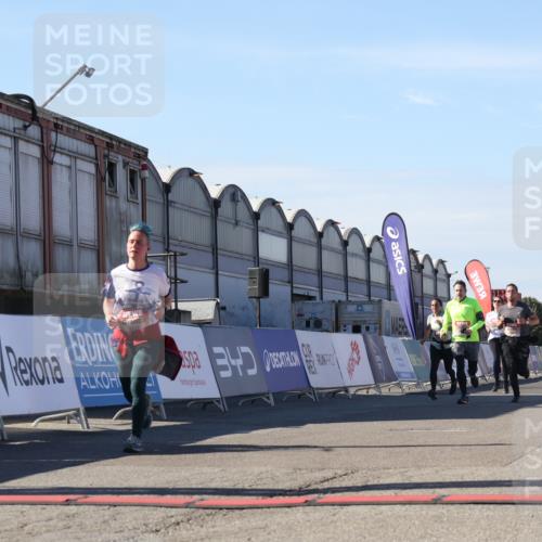 03.10.2025 - Köhlbrandbrückenlauf Luisa Fischer http://msf.ph/oto/9035742 03.10.2025 13:20:39 Ziel 4269, 4476, 4646, 4790, 4859, 5488, 5543, 5631, 5918, 5920, 6777, 6807 meine-sportfotos.de