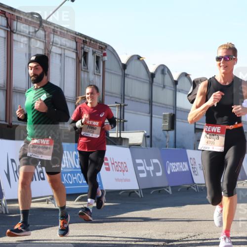 03.10.2025 - Köhlbrandbrückenlauf Luisa Fischer http://msf.ph/oto/9035769 03.10.2025 13:20:47 Ziel 4476, 4646, 4709, 4915, 4916, 5480, 5488, 5774, 5918, 5920, 6703, 6777, 6807 meine-sportfotos.de
