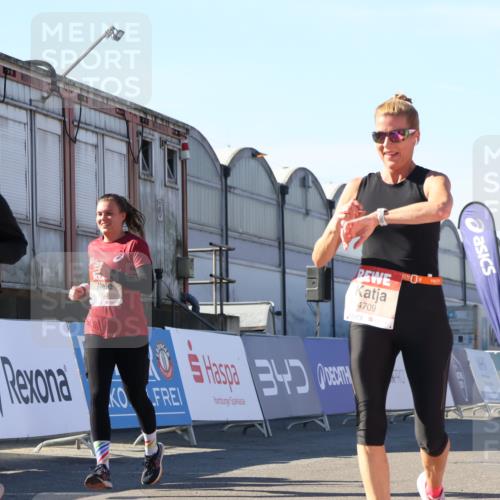 03.10.2025 - Köhlbrandbrückenlauf Luisa Fischer http://msf.ph/oto/9035770 03.10.2025 13:20:48 Ziel 4476, 4646, 4709, 4915, 4916, 5084, 5480, 5488, 5774, 5918, 5920, 6703, 6777 meine-sportfotos.de
