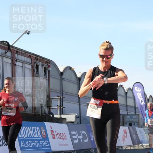 03.10.2025 - Köhlbrandbrückenlauf Luisa Fischer http://msf.ph/oto/9035773 03.10.2025 13:20:48 Ziel 4476, 4646, 4709, 4915, 4916, 5084, 5480, 5488, 5774, 5918, 5920, 6703, 6777 meine-sportfotos.de