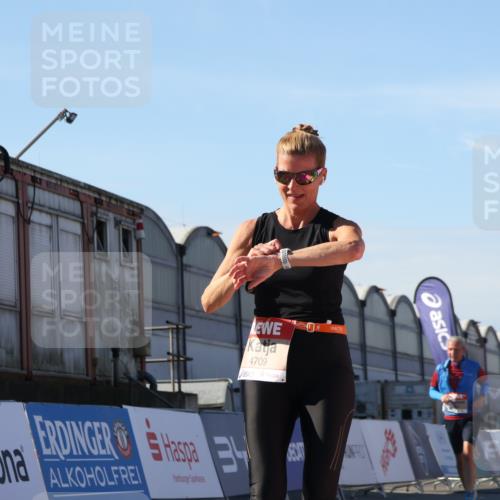 03.10.2025 - Köhlbrandbrückenlauf Luisa Fischer http://msf.ph/oto/9035775 03.10.2025 13:20:48 Ziel 4476, 4646, 4709, 4915, 4916, 5084, 5480, 5488, 5774, 5918, 5920, 6703, 6777 meine-sportfotos.de