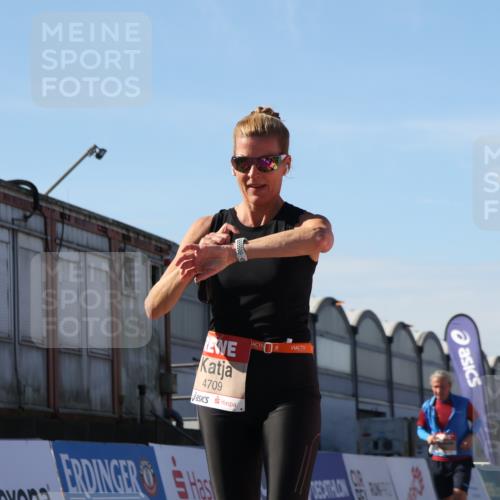 03.10.2025 - Köhlbrandbrückenlauf Luisa Fischer http://msf.ph/oto/9035779 03.10.2025 13:20:49 Ziel 4476, 4646, 4709, 4915, 4916, 5006, 5084, 5480, 5488, 5774, 5918, 5920, 6703 meine-sportfotos.de