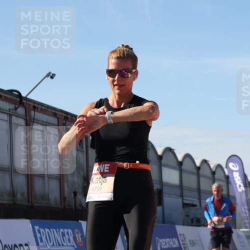 03.10.2025 - Köhlbrandbrückenlauf Luisa Fischer http://msf.ph/oto/9035781 03.10.2025 13:20:49 Ziel 4476, 4646, 4709, 4915, 4916, 5006, 5084, 5480, 5488, 5774, 5918, 5920, 6703 meine-sportfotos.de