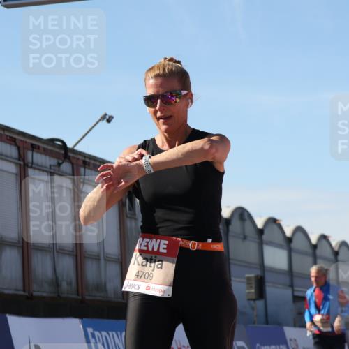 03.10.2025 - Köhlbrandbrückenlauf Luisa Fischer http://msf.ph/oto/9035782 03.10.2025 13:20:50 Ziel 4476, 4646, 4709, 4915, 4916, 5006, 5084, 5169, 5480, 5488, 5774, 5918, 5920, 6703 meine-sportfotos.de