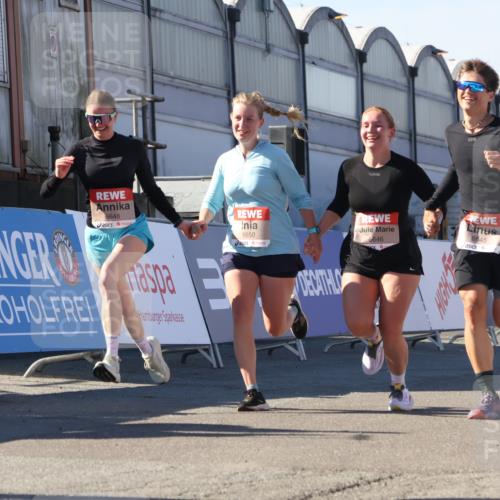 03.10.2025 - Köhlbrandbrückenlauf Luisa Fischer http://msf.ph/oto/9035827 03.10.2025 13:20:59 Ziel 4680, 4915, 4916, 5006, 5084, 5130, 5156, 5169, 5363, 5377, 5501, 6296, 6645, 6646, 6648, 6650, 6703, 6780 meine-sportfotos.de
