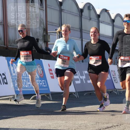 03.10.2025 - Köhlbrandbrückenlauf Luisa Fischer http://msf.ph/oto/9035830 03.10.2025 13:20:59 Ziel 4680, 4915, 4916, 5006, 5084, 5130, 5156, 5169, 5363, 5377, 5501, 6296, 6645, 6646, 6648, 6650, 6703, 6780 meine-sportfotos.de