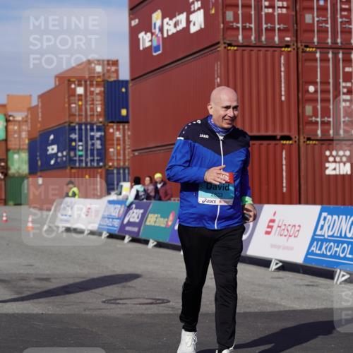 03.10.2025 - Köhlbrandbrückenlauf Michael Burmester http://msf.ph/oto/9035845 03.10.2025 10:52:22 Ziel  meine-sportfotos.de