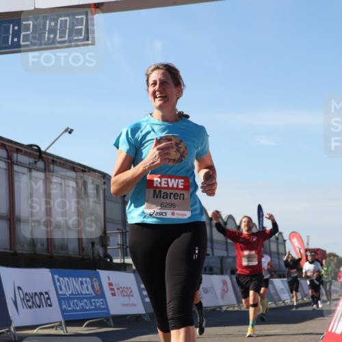 03.10.2025 - Köhlbrandbrückenlauf Luisa Fischer http://msf.ph/oto/9035848 03.10.2025 13:21:02 Ziel 4680, 4749, 4915, 4916, 5006, 5084, 5130, 5156, 5169, 5363, 5377, 5501, 6282, 6296, 6645, 6646, 6648, 6650, 6756, 6780 meine-sportfotos.de