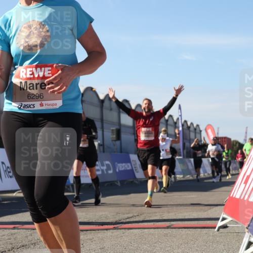 03.10.2025 - Köhlbrandbrückenlauf Luisa Fischer http://msf.ph/oto/9035852 03.10.2025 13:21:03 Ziel 4680, 4749, 4915, 4916, 5006, 5084, 5130, 5156, 5169, 5363, 5377, 5501, 6282, 6296, 6645, 6646, 6648, 6650, 6756, 6780 meine-sportfotos.de