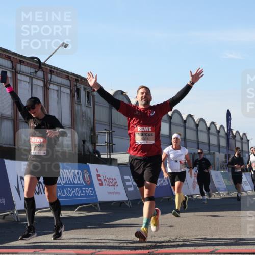 03.10.2025 - Köhlbrandbrückenlauf Luisa Fischer http://msf.ph/oto/9035855 03.10.2025 13:21:03 Ziel 4680, 4749, 4915, 4916, 5006, 5084, 5130, 5156, 5169, 5363, 5377, 5501, 6282, 6296, 6645, 6646, 6648, 6650, 6756, 6780 meine-sportfotos.de