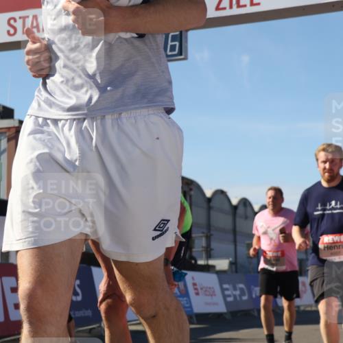 03.10.2025 - Köhlbrandbrückenlauf Luisa Fischer http://msf.ph/oto/9035895 03.10.2025 13:21:15 Ziel 4363, 4393, 4601, 4749, 4846, 5265, 5450, 5618, 5746, 5873, 5878, 5882, 5883, 6262, 6282, 6602, 6756 meine-sportfotos.de