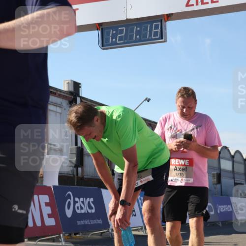 03.10.2025 - Köhlbrandbrückenlauf Luisa Fischer http://msf.ph/oto/9035908 03.10.2025 13:21:17 Ziel 4363, 4379, 4393, 4601, 4749, 4838, 4846, 5265, 5450, 5618, 5746, 5873, 5878, 5882, 5883, 6262, 6602, 6675, 6676, 6679, 6756 meine-sportfotos.de