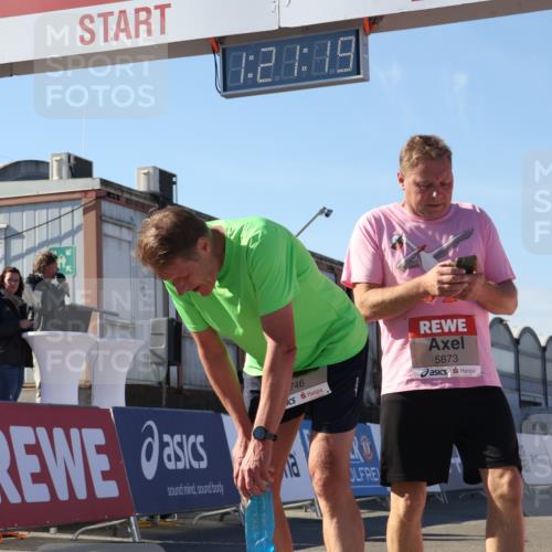 03.10.2025 - Köhlbrandbrückenlauf Luisa Fischer http://msf.ph/oto/9035913 03.10.2025 13:21:18 Ziel 4363, 4379, 4393, 4601, 4749, 4838, 4846, 5265, 5450, 5618, 5725, 5746, 5873, 5878, 5882, 5883, 6262, 6602, 6675, 6676, 6679, 6756 meine-sportfotos.de