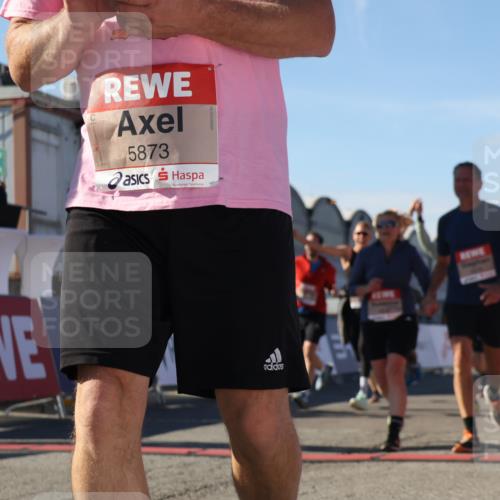 03.10.2025 - Köhlbrandbrückenlauf Luisa Fischer http://msf.ph/oto/9035936 03.10.2025 13:21:21 Ziel 4363, 4379, 4393, 4601, 4838, 4846, 4917, 5450, 5483, 5506, 5725, 5746, 5873, 5878, 5882, 5883, 6040, 6221, 6262, 6602, 6675, 6676, 6679, 6802 meine-sportfotos.de