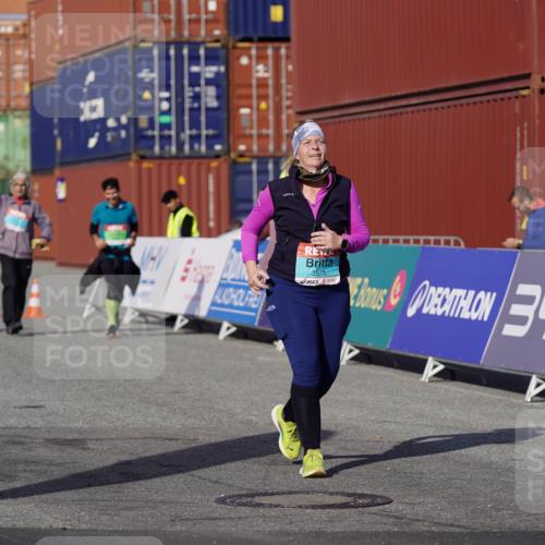 03.10.2025 - Köhlbrandbrückenlauf Michael Burmester http://msf.ph/oto/9035946 03.10.2025 10:53:18 Ziel 2611, 3575, 3774 meine-sportfotos.de