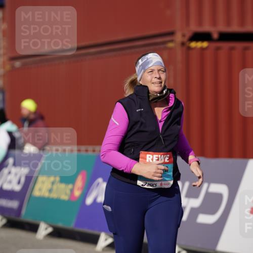 03.10.2025 - Köhlbrandbrückenlauf Michael Burmester http://msf.ph/oto/9035955 03.10.2025 10:53:20 Ziel 2611, 3575, 3774 meine-sportfotos.de