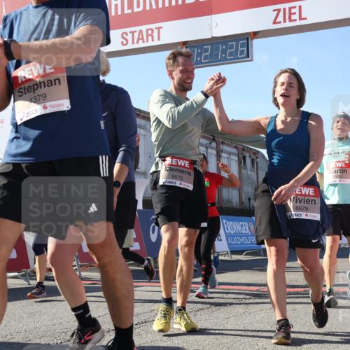 03.10.2025 - Köhlbrandbrückenlauf Luisa Fischer http://msf.ph/oto/9035958 03.10.2025 13:21:25 Ziel 4363, 4379, 4601, 4838, 4917, 5149, 5483, 5506, 5725, 5871, 5873, 6040, 6221, 6675, 6676, 6679, 6802 meine-sportfotos.de
