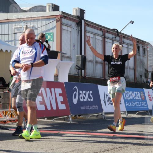 03.10.2025 - Köhlbrandbrückenlauf Luisa Fischer http://msf.ph/oto/9035993 03.10.2025 13:21:32 Ziel 4367, 4379, 4838, 4913, 4917, 5149, 5458, 5483, 5506, 5725, 5871, 6040, 6132, 6186, 6221, 6675, 6676, 6679, 6802 meine-sportfotos.de
