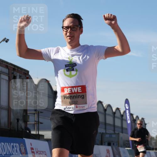 03.10.2025 - Köhlbrandbrückenlauf Luisa Fischer http://msf.ph/oto/9036092 03.10.2025 13:21:52 Ziel 4064, 4067, 4139, 4843, 4979, 5329, 5345, 5901, 5981, 6005, 6532, 6662 meine-sportfotos.de