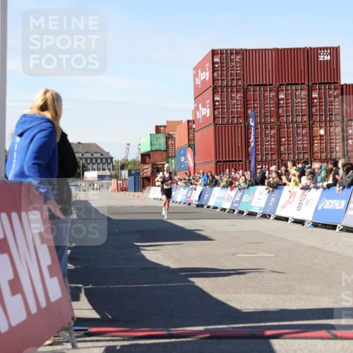03.10.2025 - Köhlbrandbrückenlauf Lena Gebhardt http://msf.ph/oto/9036132 03.10.2025 12:44:52 Ziel 6610 meine-sportfotos.de