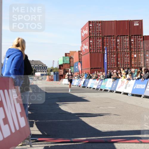03.10.2025 - Köhlbrandbrückenlauf Lena Gebhardt http://msf.ph/oto/9036138 03.10.2025 12:44:52 Ziel 6610 meine-sportfotos.de