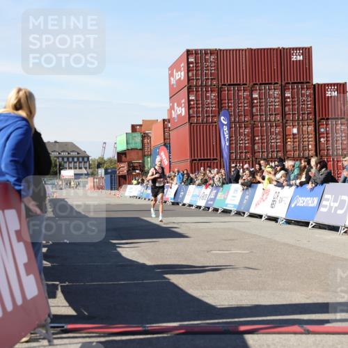 03.10.2025 - Köhlbrandbrückenlauf Lena Gebhardt http://msf.ph/oto/9036147 03.10.2025 12:44:53 Ziel 6610 meine-sportfotos.de