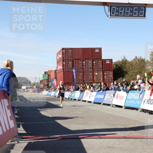 03.10.2025 - Köhlbrandbrückenlauf Lena Gebhardt http://msf.ph/oto/9036151 03.10.2025 12:44:54 Ziel 6610 meine-sportfotos.de
